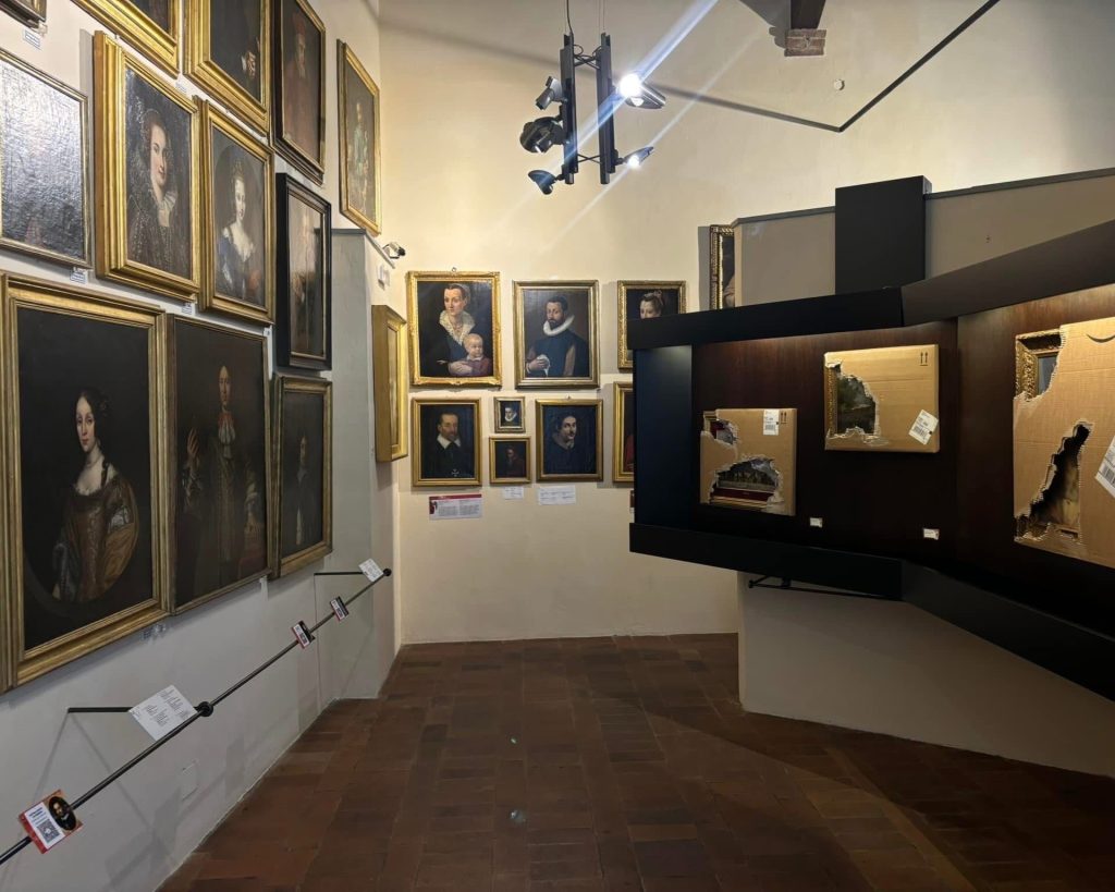 Allestimento 2 La mostra di Nicolò Tomaini esplora il rapporto complesso tra tecnologia e percezione umana