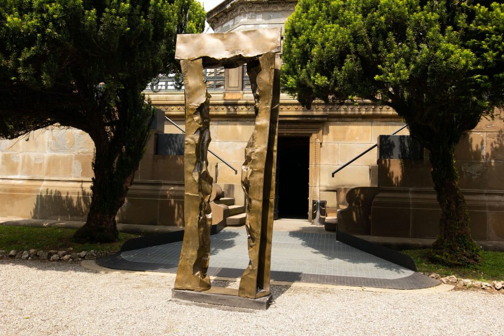 In lontananza esplora il dialogo tra le sculture di Claudio Borghi e l’immaginario poetico delle città invisibili di Calvino.