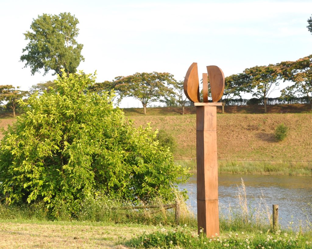 La mostra Claudio Borghi. rappresenta il cuore del progetto culturale B@D – Brugherio Arte Diffusa, che mira a portare l’arte contemporanea direttamente nel tessuto urbano