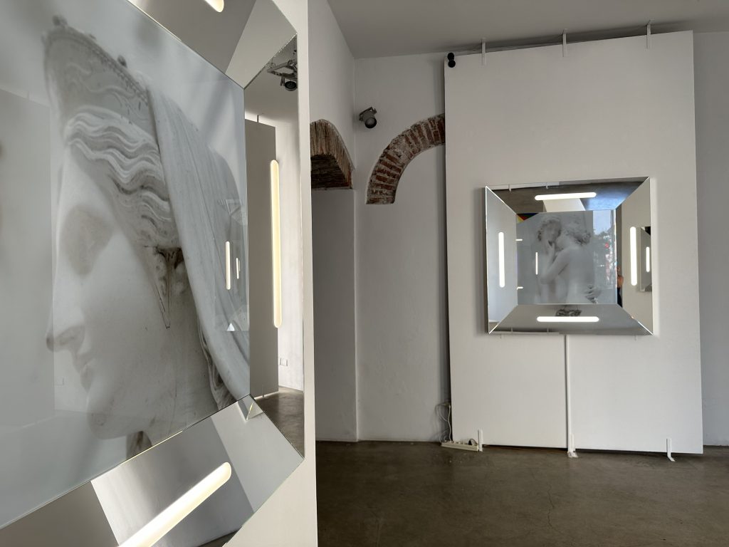 Un viaggio visivo tra emozioni, identità e relazioni in “Io e voi”, dove l’io si riflette nel confronto con voi.