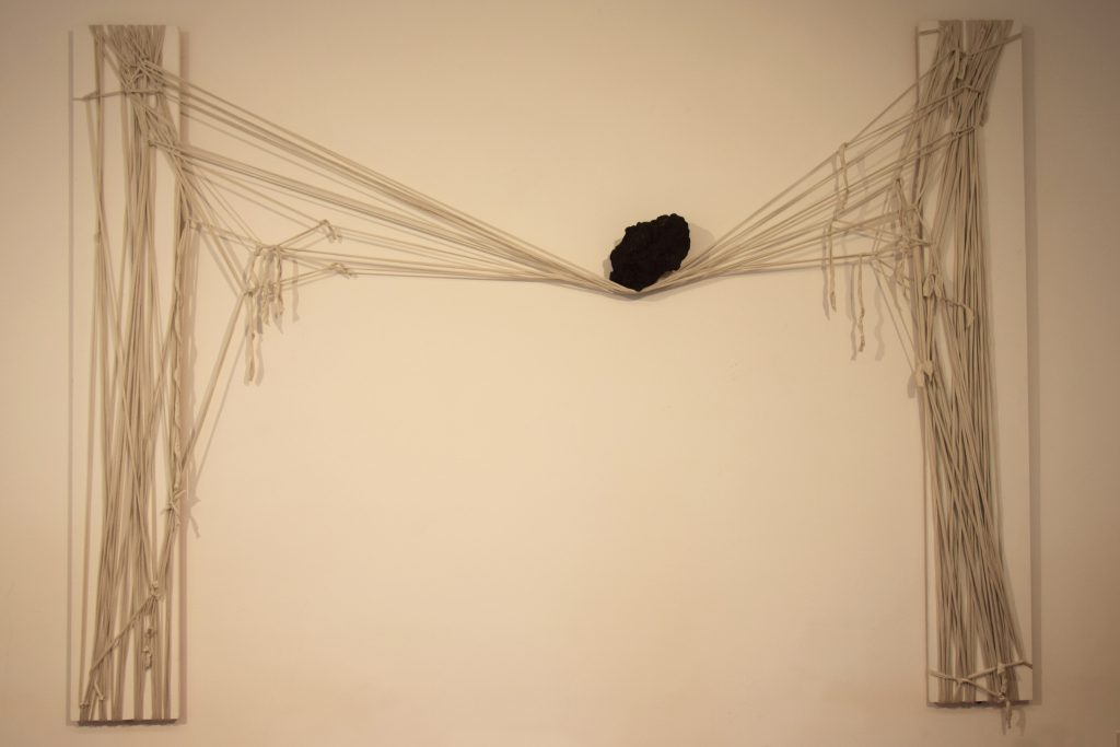 mostra Appunti di viaggio propone un percorso tra Spazio Dedicato ad Agrate Brianza e i Giardini della Cittadella della Cultura, offrendo un’esperienza immersiva nel linguaggio segnico dell’artista