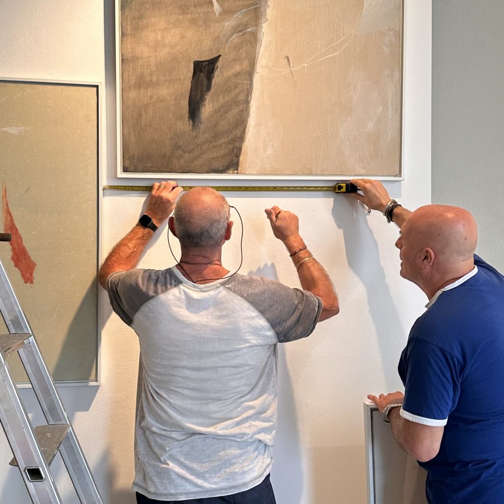 La poesia della pittura - allestimento 1 Allestimento della mostra La poesia della pittura di Mario Raciti alla LeoGalleries