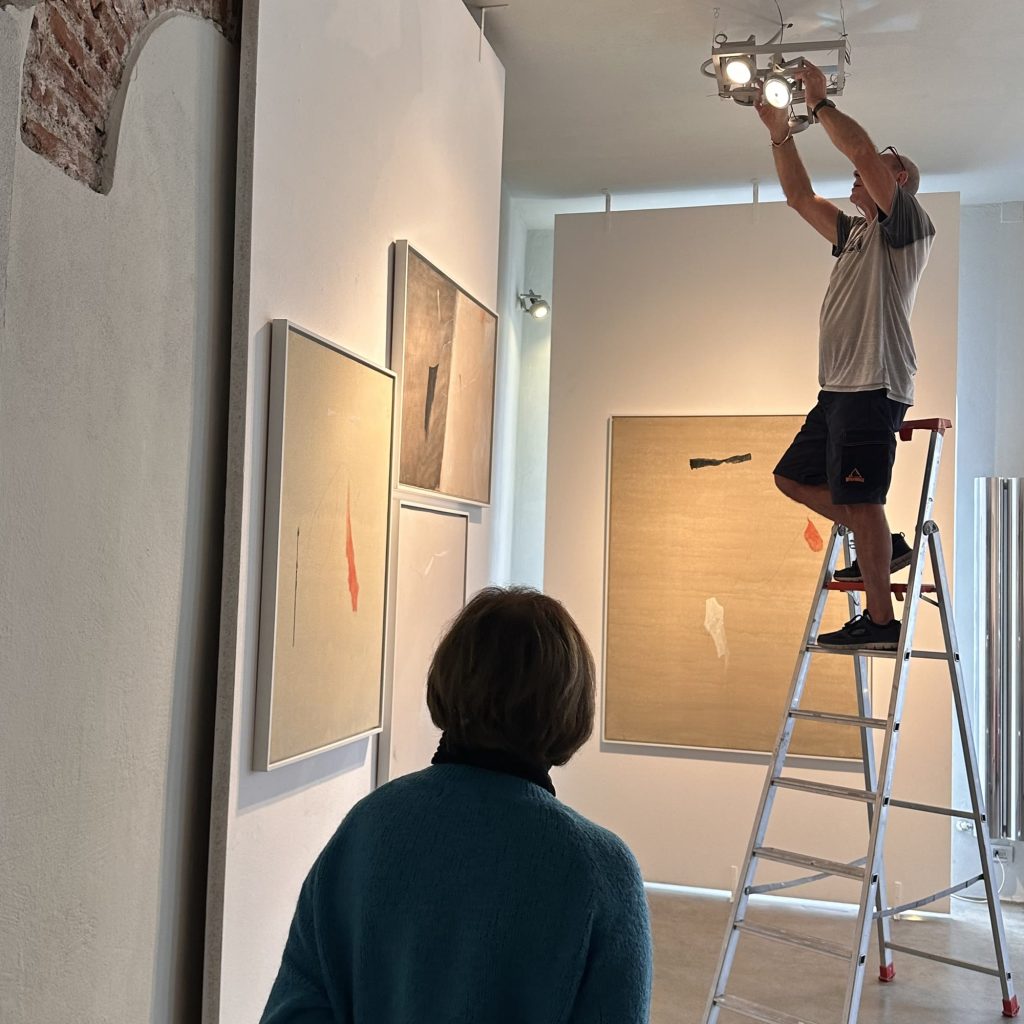 La poesia della pittura - allestimento 2 Allestimento della mostra La poesia della pittura di Mario Raciti alla LeoGalleries